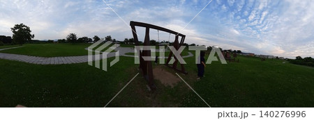 空一面のうろこ雲と芝生の公園の遊具で遊ぶ親子・パノラマ風景 空一面のうろこ雲と芝生の公園の遊具で遊ぶ親子・パノラマ風景 140276996
