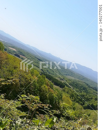 新緑の山々と爽やかな青空（初夏の絶景・背景素材） 140277001