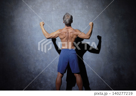 ポーズをとる筋肉のあるシニアの男性 後ろ姿 ポーズをとる筋肉のあるシニアの男性 後ろ姿 140277219
