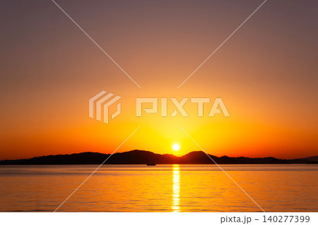 愛媛県・松山から望む瀬戸内海の夕日 愛媛県・松山から望む瀬戸内海の夕日 140277399