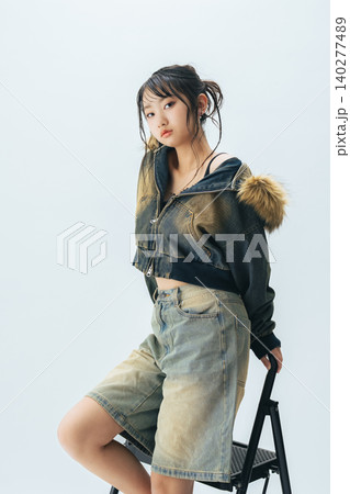 若い女性のファッションポートレート 140277489