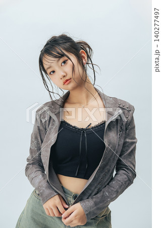 若い女性のファッションポートレート 140277497