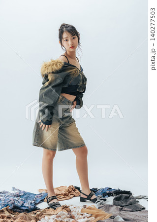 若い女性のファッションポートレート 140277503
