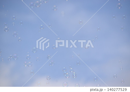大空を舞うシャボン玉の背景素材 大空を舞うシャボン玉の背景素材 140277529