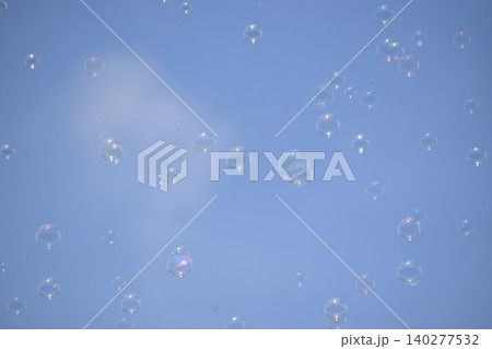 大空を舞うシャボン玉の背景素材 大空を舞うシャボン玉の背景素材 140277532