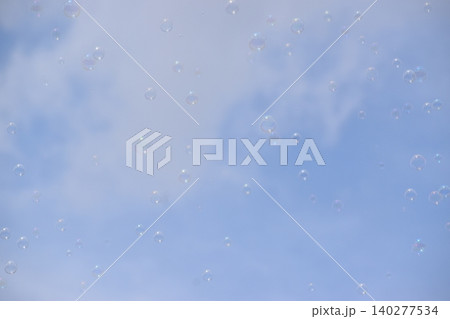 大空を舞うシャボン玉の背景素材 140277534