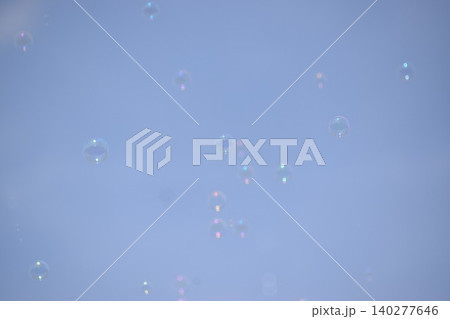 大空を舞うシャボン玉の背景素材 大空を舞うシャボン玉の背景素材 140277646