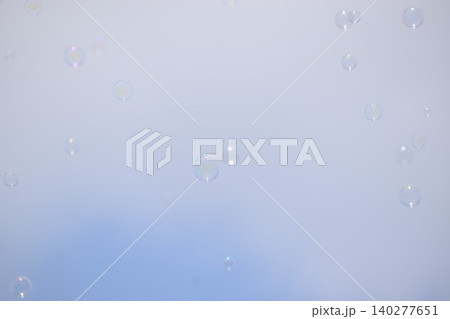 大空を舞うシャボン玉の背景素材 140277651