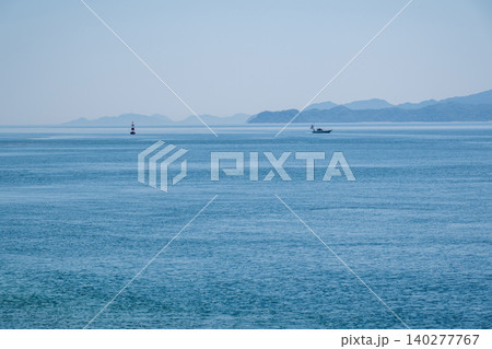 遠くに小さな船と島だけの波静かな瀬戸内海の風景 遠くに小さな船と島だけの波静かな瀬戸内海の風景 140277767