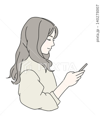 スマホを操作して笑顔な女性の横顔 スマホを操作して笑顔な女性の横顔 140278007