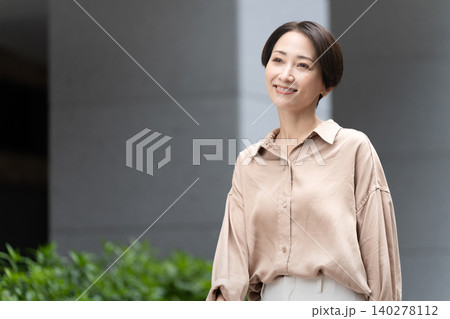 ビル街を散策する女性 140278112