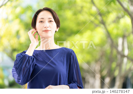 並木道を歩いている女性 並木道を歩いている女性 140278147