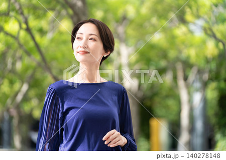並木道を歩いている女性 並木道を歩いている女性 140278148