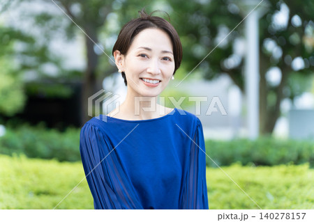 ベンチで休憩している若い女性 ベンチで休憩している若い女性 140278157
