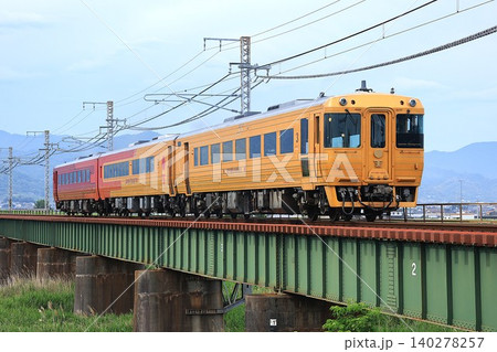 【JR四国】キハ185系1400番台 特急「伊予灘ものがたり」（予讃線：市坪〜北伊予） 140278257