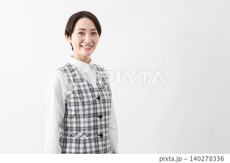 事務制服を着た若い女性 ビジネスイメージ 事務制服を着た若い女性 ビジネスイメージ 140278336