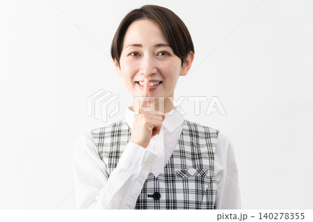 事務制服を着た若い女性 ビジネスイメージ 事務制服を着た若い女性 ビジネスイメージ 140278355