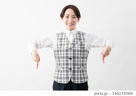 事務制服を着た若い女性 ビジネスイメージ 事務制服を着た若い女性 ビジネスイメージ 140278360