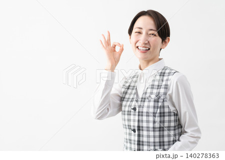事務制服を着た若い女性　ビジネスイメージ 140278363