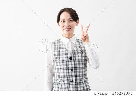 事務制服を着た若い女性　ビジネスイメージ 140278370