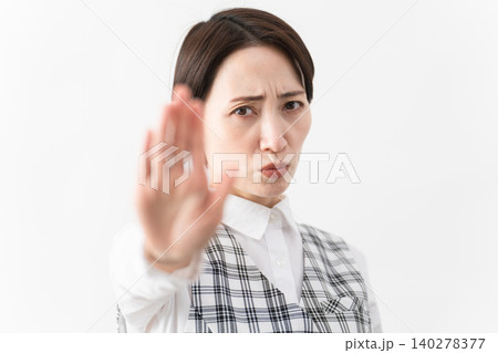 事務制服を着た若い女性　ビジネスイメージ 140278377