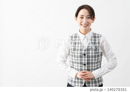 事務制服を着た若い女性 ビジネスイメージ 事務制服を着た若い女性 ビジネスイメージ 140278381