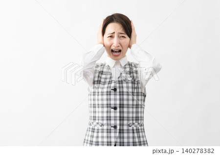事務制服を着た若い女性 ビジネスイメージ 事務制服を着た若い女性 ビジネスイメージ 140278382