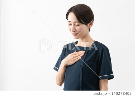 エステサロン制服を着た若い女性　ビューティイメージ 140278405