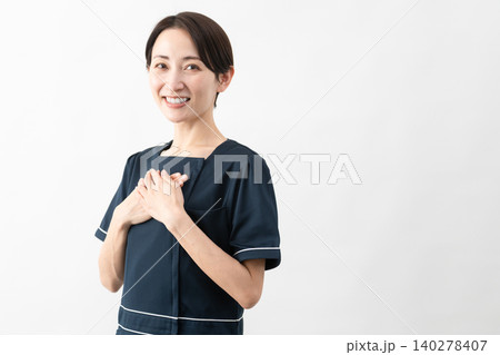 エステサロン制服を着た若い女性　ビューティイメージ 140278407