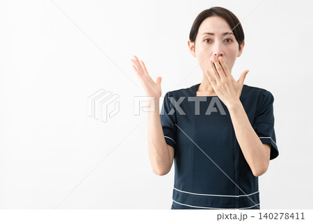 エステサロン制服を着た若い女性 ビューティイメージ エステサロン制服を着た若い女性 ビューティイメージ 140278411