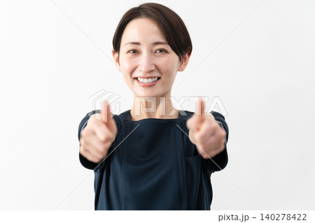 エステサロン制服を着た若い女性 ビューティイメージ エステサロン制服を着た若い女性 ビューティイメージ 140278422