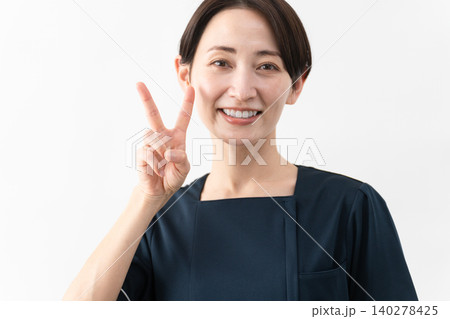 エステサロン制服を着た若い女性　ビューティイメージ 140278425