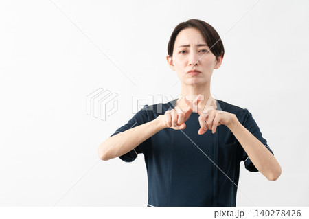 エステサロン制服を着た若い女性 ビューティイメージ エステサロン制服を着た若い女性 ビューティイメージ 140278426