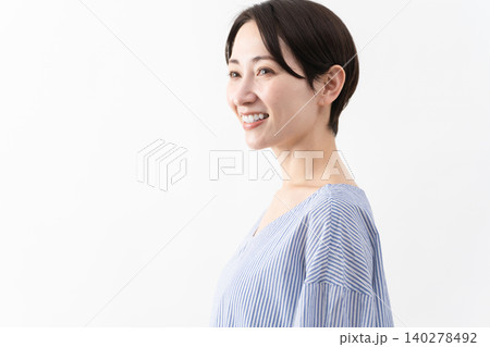私服姿の女性　ライフスタイルイメージ 140278492