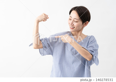 私服姿の女性　ライフスタイルイメージ 140278531