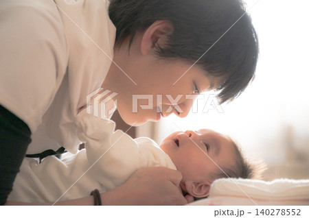 赤ちゃんをあやす父親 140278552
