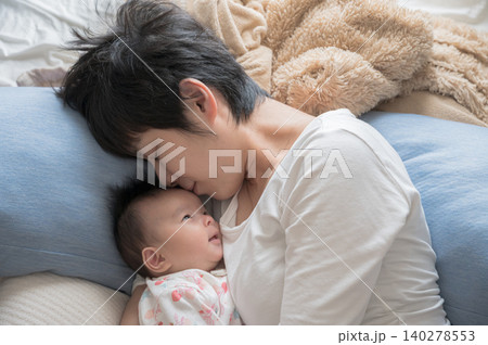 赤ちゃんに寄り添う親子 赤ちゃんに寄り添う親子 140278553