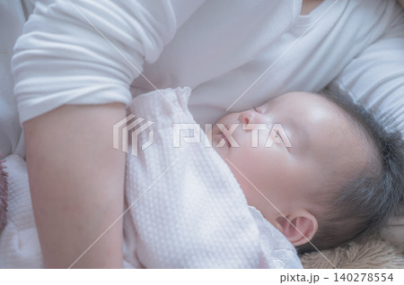 腕の中で眠る赤ちゃん 腕の中で眠る赤ちゃん 140278554