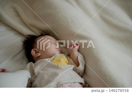 毛布の横で眠る赤ちゃん 140278558