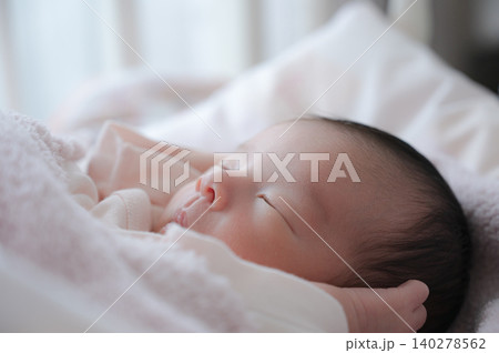 ピンクの毛布に包まれて眠る新生児 140278562
