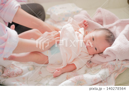 自宅でおむつ替えされる赤ちゃん 140278564