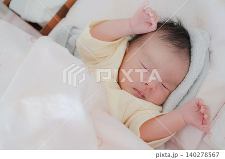 布団で眠る赤ちゃんの寝顔 布団で眠る赤ちゃんの寝顔 140278567