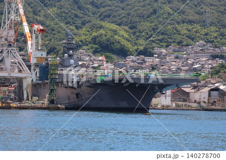 呉港に停泊する護衛艦「かが」改修中 140278700