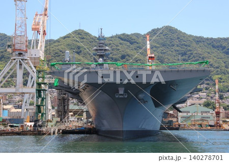 呉港に停泊する護衛艦「かが」改修中 呉港に停泊する護衛艦「かが」改修中 140278701