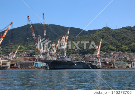 呉港に停泊する護衛艦「かが」改修中 呉港に停泊する護衛艦「かが」改修中 140278706
