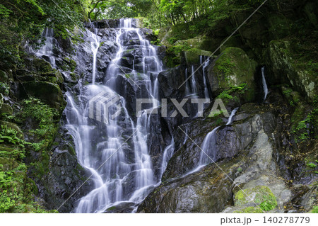 糸島の人気観光スポット 美しい白糸の滝 (福岡県糸島市) 糸島の人気観光スポット 美しい白糸の滝 (福岡県糸島市) 140278779