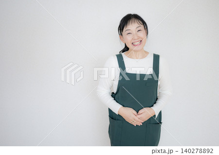 エプロン姿で笑うシニア女性 140278892