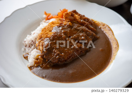 ボリューム満点のカツカレー ボリューム満点のカツカレー 140279329
