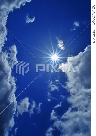 青空と太陽 直射日光 フリースペースイメージ 青空と太陽 直射日光 フリースペースイメージ 140279426
