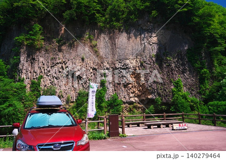新緑に覆われた巌立展望台と駐車場 新緑に覆われた巌立展望台と駐車場 140279464